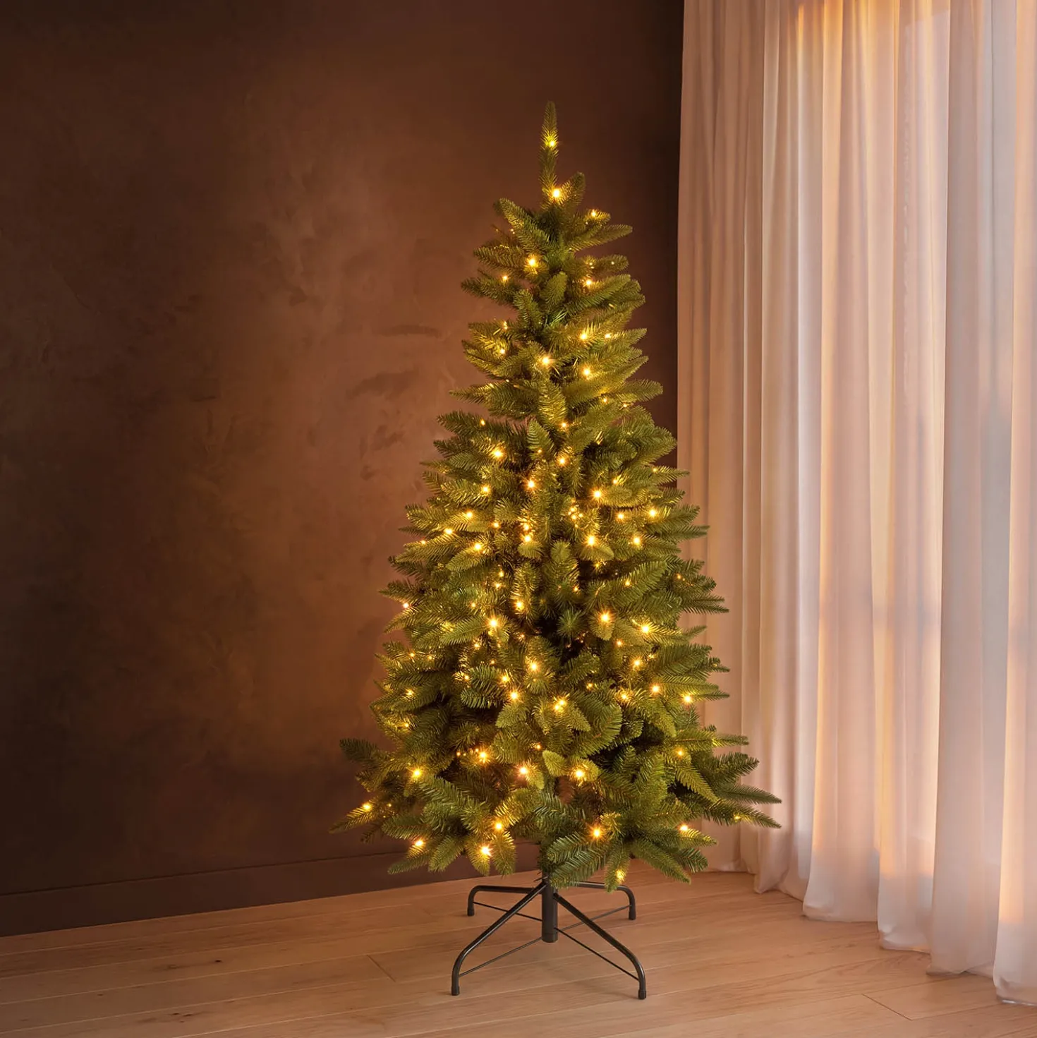 Albero Slim in finto pino 150 cm, 200 led integrati bianco caldo