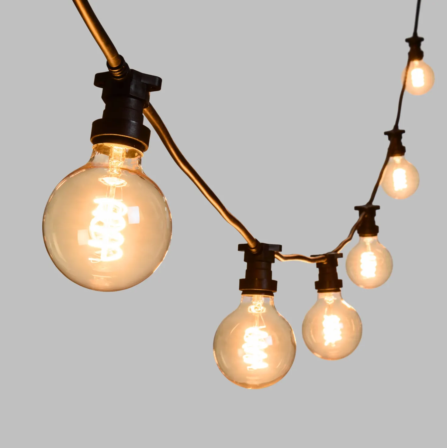 Catena 5 m, 8 lampadine globo Ø 95 mm di 4 Watt, led a spirale, cavo nero, prolungabile