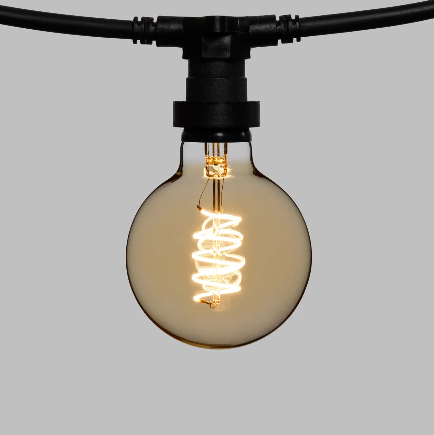 Catena 5 m, 8 lampadine globo Ø 95 mm di 4 Watt, led a spirale, cavo nero, prolungabile
