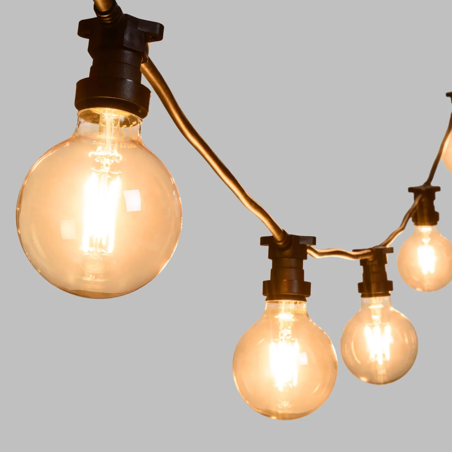 Catena 5 m, 5 lampadine led a globo Ø 95 mm da 4 Watt, cavo nero, prolungabile