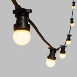 Catena 5 m, 16 lampadine led globo Ø 45 mm di 1,2 Watt, cavo nero, prolungabile