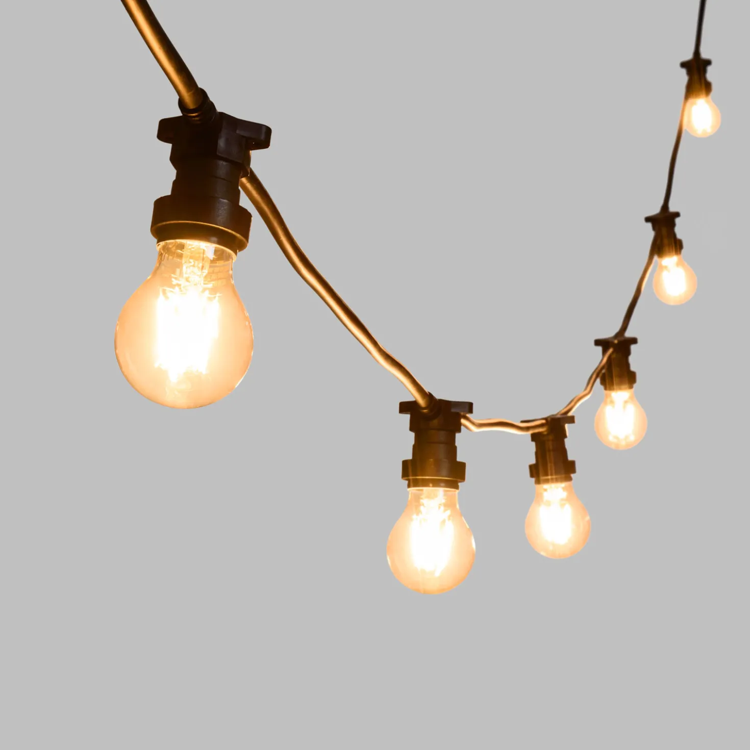 Catena 5 m, 8 lampadine led goccia Ø 60 mm di 4 Watt, cavo nero, prolungabile