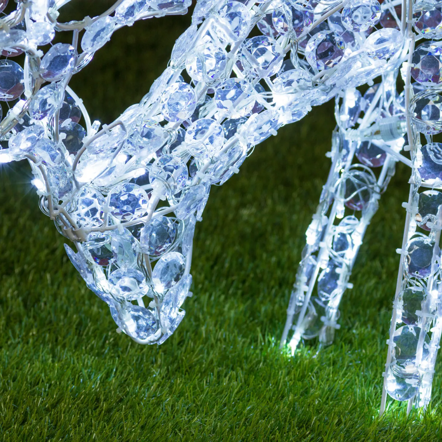 Renna che bruca l'erba, h. 50 cm, led bianco freddo